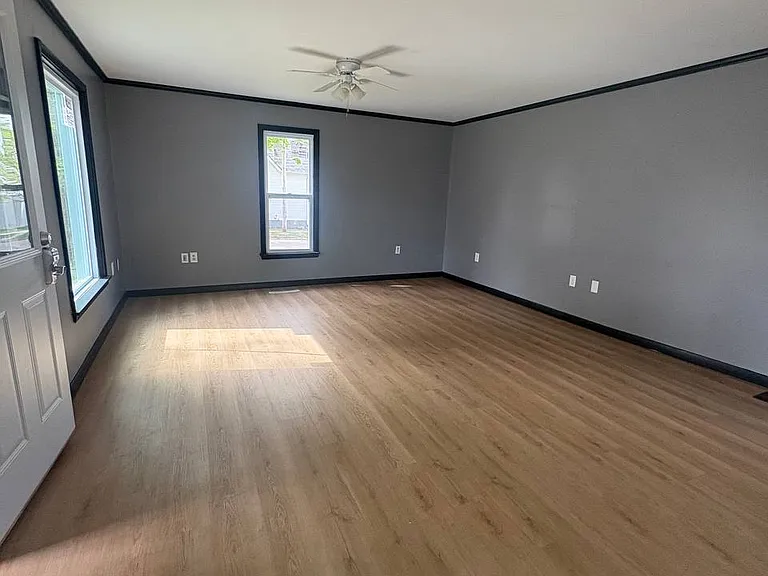 302 3rd Ave NW — Photo 8