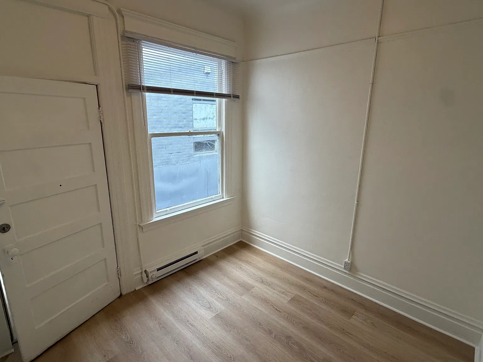 Studio, $900 — Photo 1