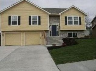 736 Highland Dr, Leavenworth, KS 66048