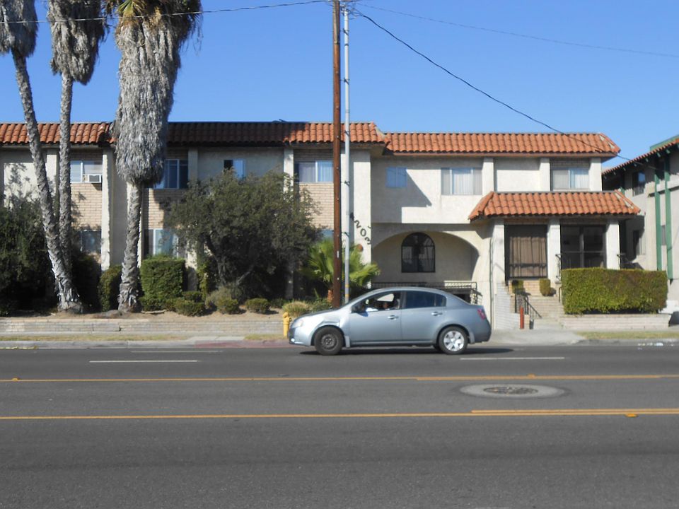 1st image of 4203 W Rosecrans Ave