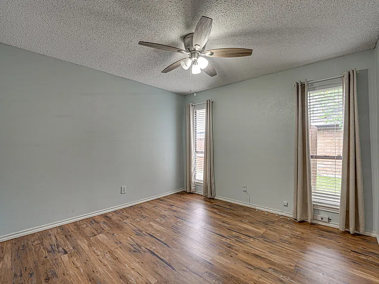 917 Meadowgate Dr — Photo 11