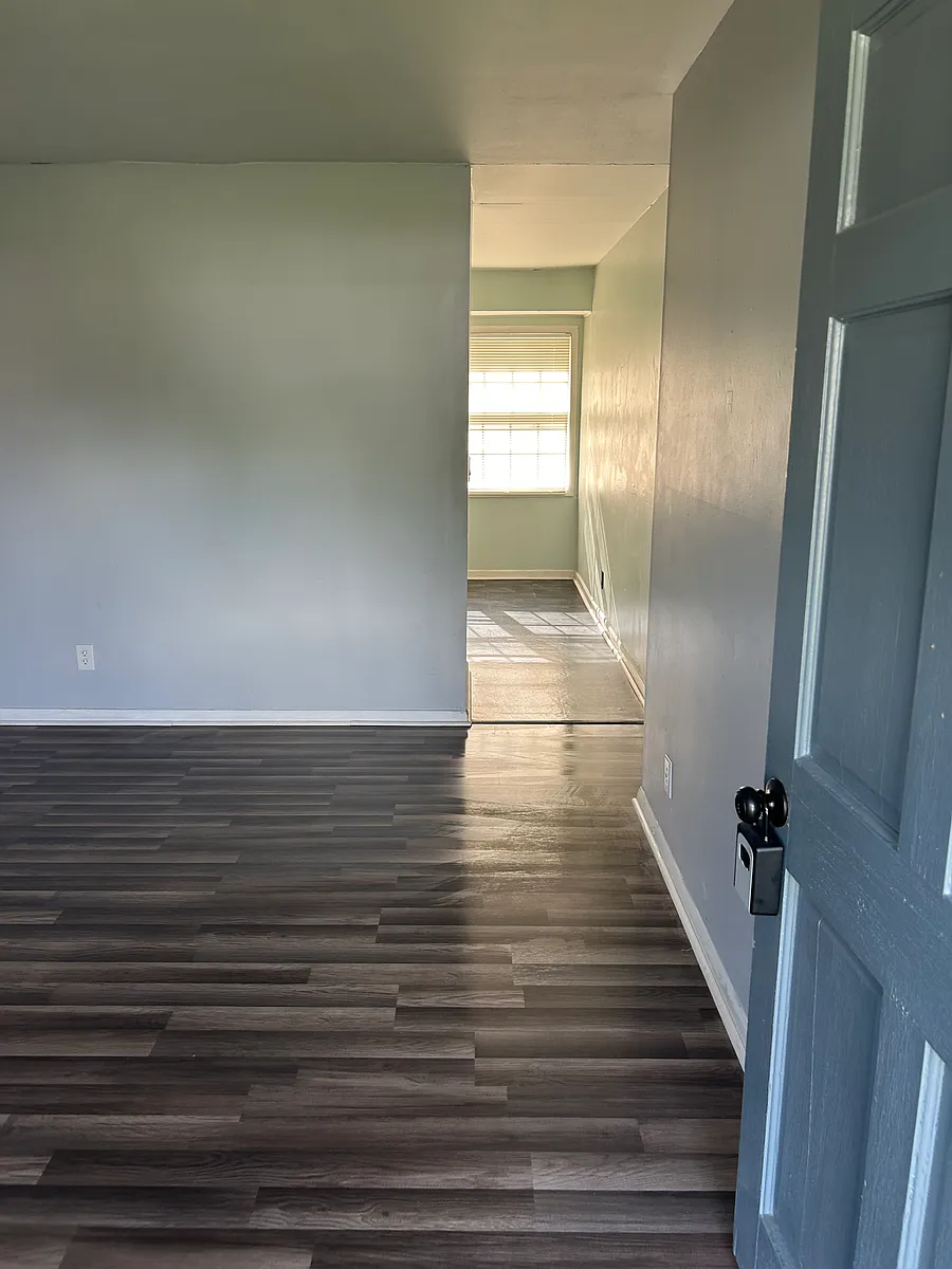 Entrance - 421 Charles Dr