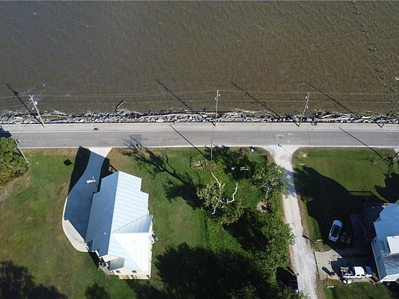 3rd image of 3784 Bay Front Rd