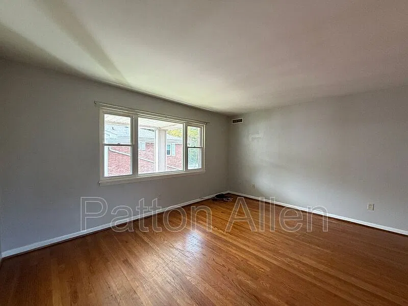 1020 Hendersonville Rd — Photo 2