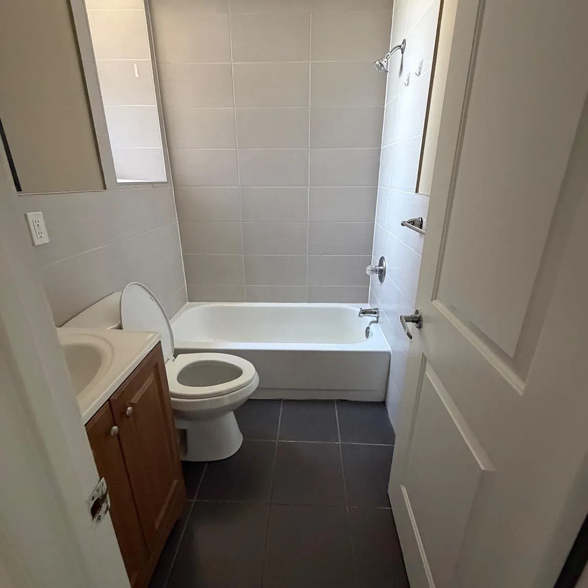 1 bed, 1.0 bath, 7200 sqft, $1,300 — Photo 2