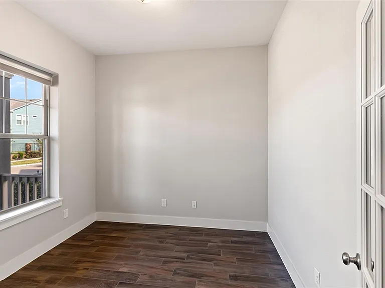 18547 First Landing Dr — Photo 2