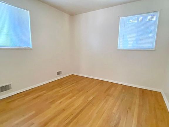 4th image of 2466-2480 S York St #1B-1Ba-600Sqft