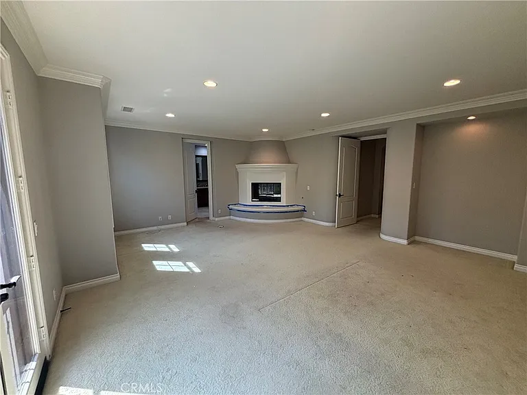 36 Grassland — Photo 15
