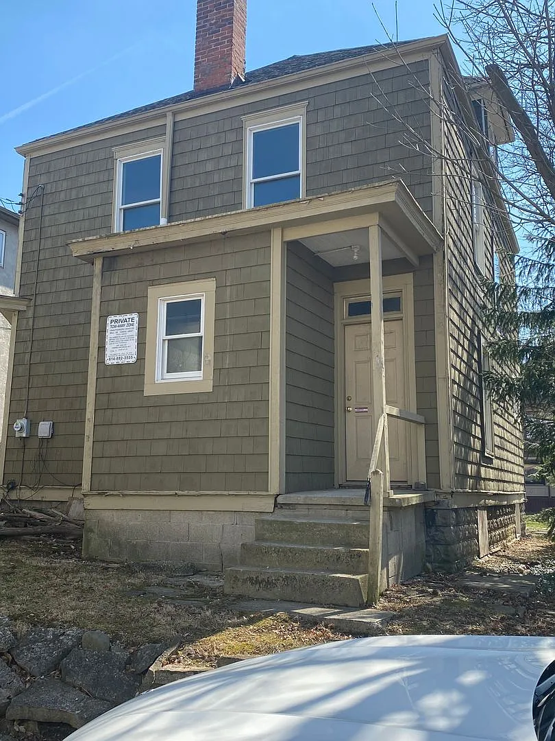 4 bedroom 2 full bath House — Photo 3