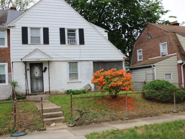 1228 Clover Ln, Chester, PA 19013