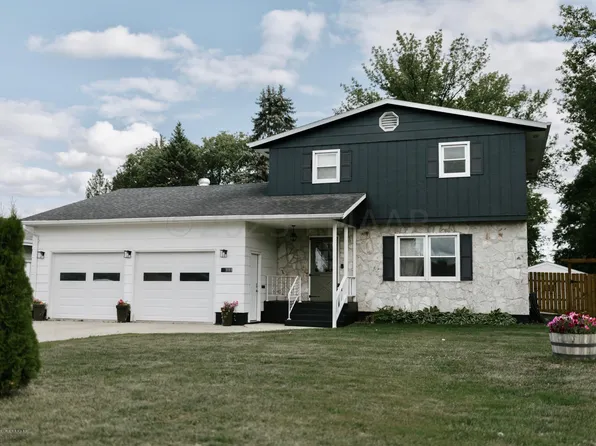 1111 Evergreen Ct, Wahpeton, ND 58075