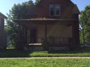 1013 W 3rd St, Waterloo, IA 50701