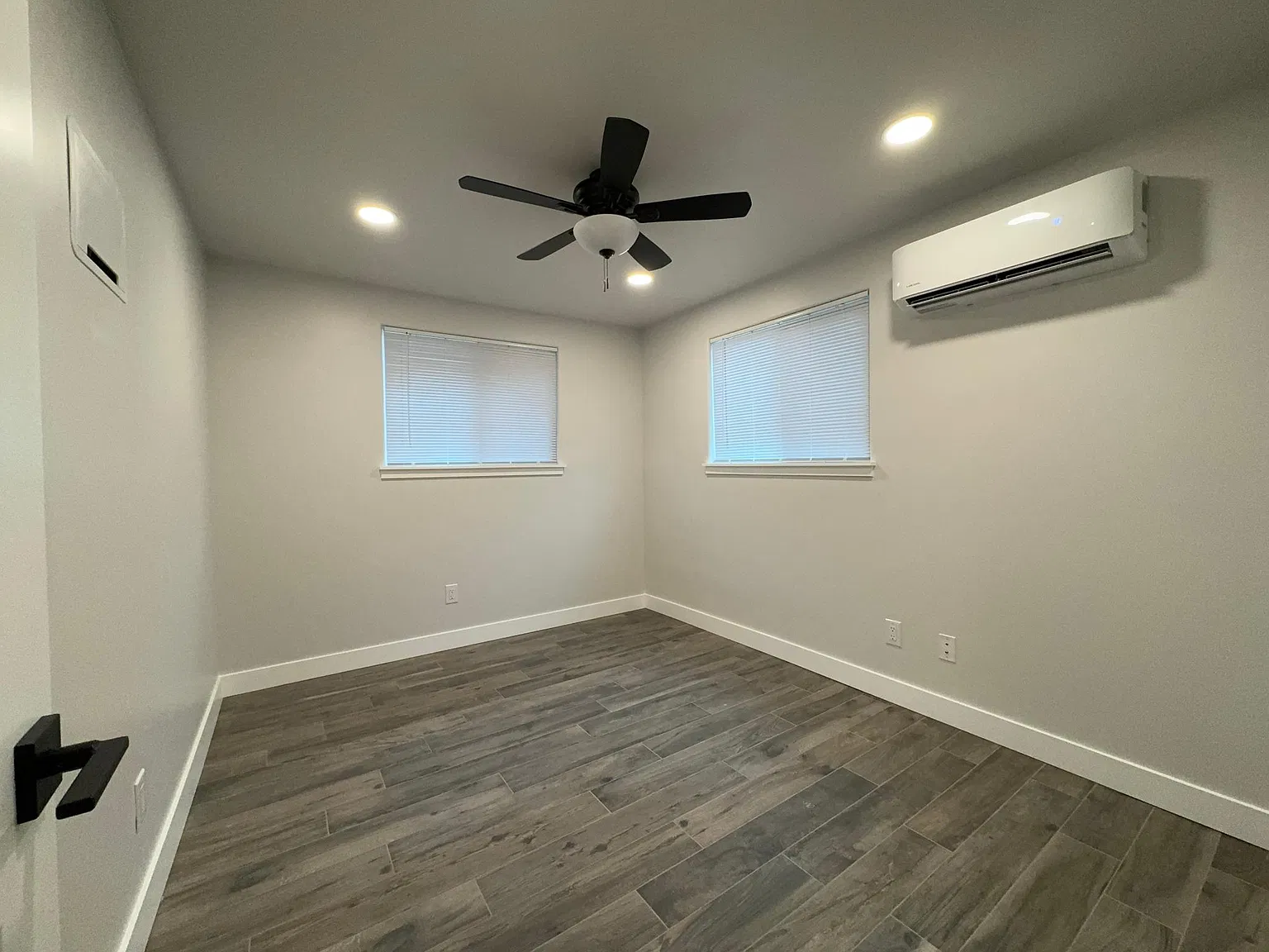 406 Lilac Ln — Photo 3