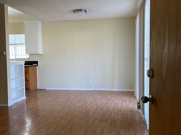 2nd image of 515 S Manhattan Pl #10561451