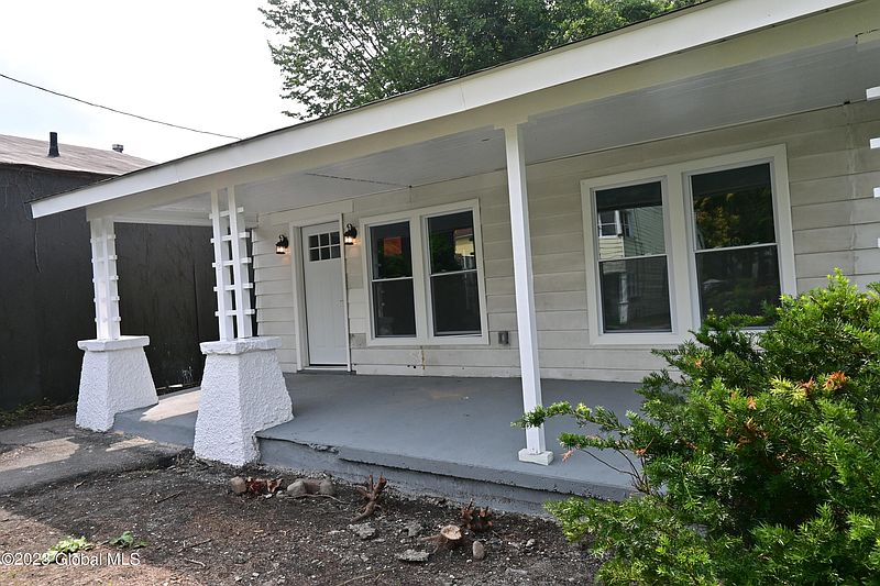 4th image of 12 Stannard Avenue