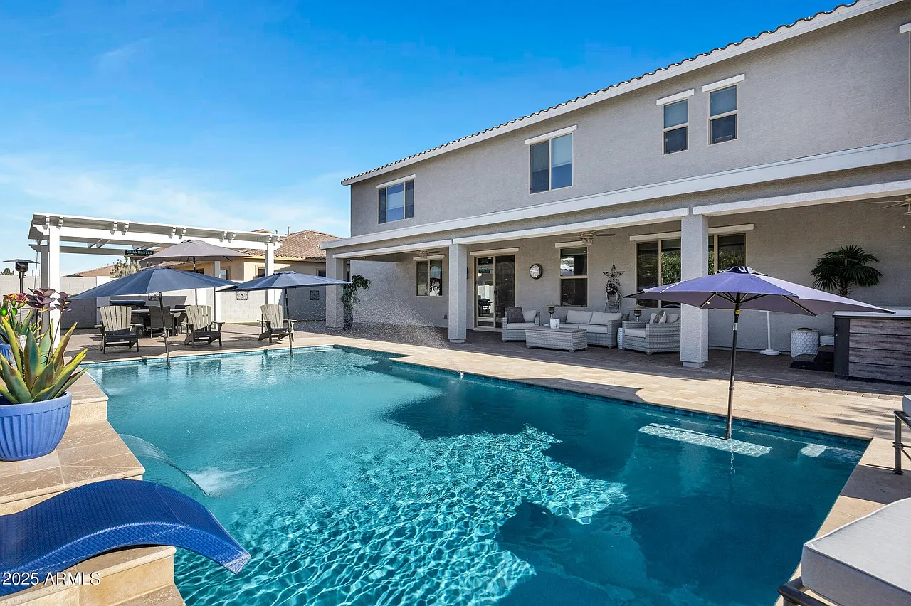 5 bed, 5402 sqft, $5,800 — Photo 2