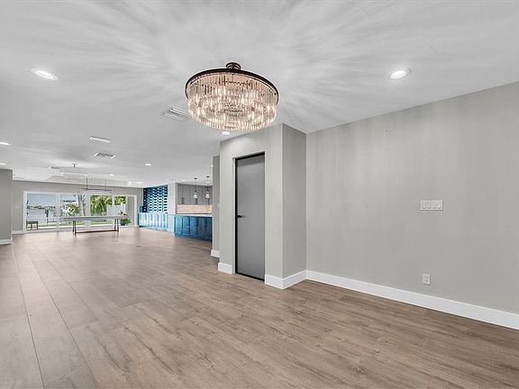 3rd image of 303 N BATH CLUB BOULEVARD N