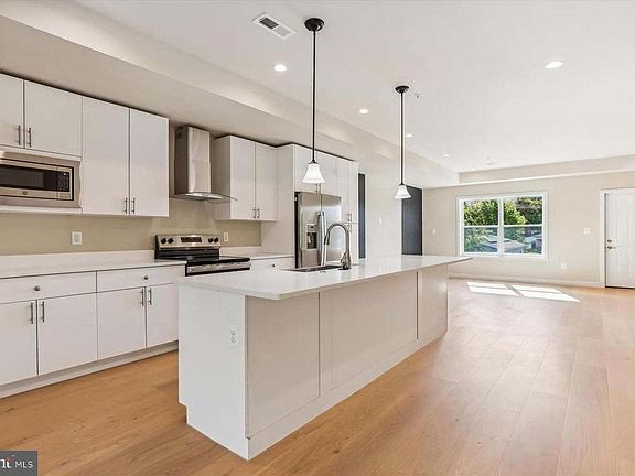 5th image of 5046 Astor Pl SE