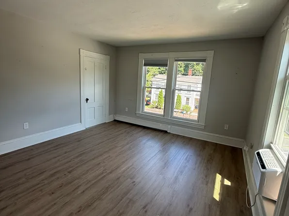 81 Main St #3, Raymond, NH 03077