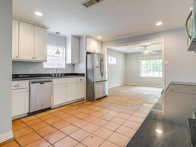 3528 Rogers Ave — Photo 3