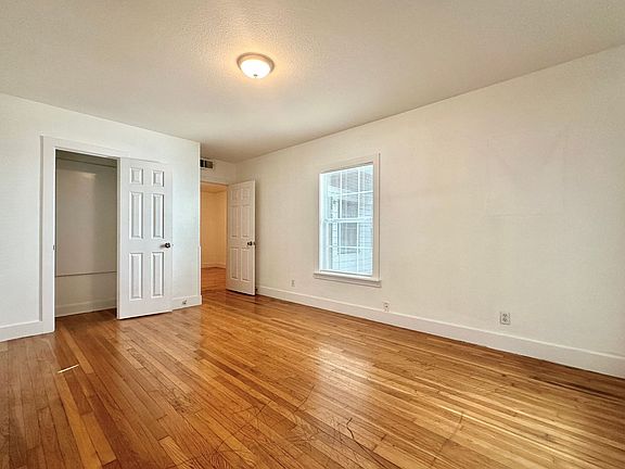 3rd image of 912 W 22nd 1/2 St APT H