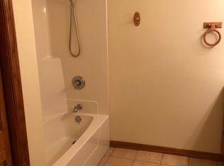 5 Foxhill Ct, Monticello, IL 61856