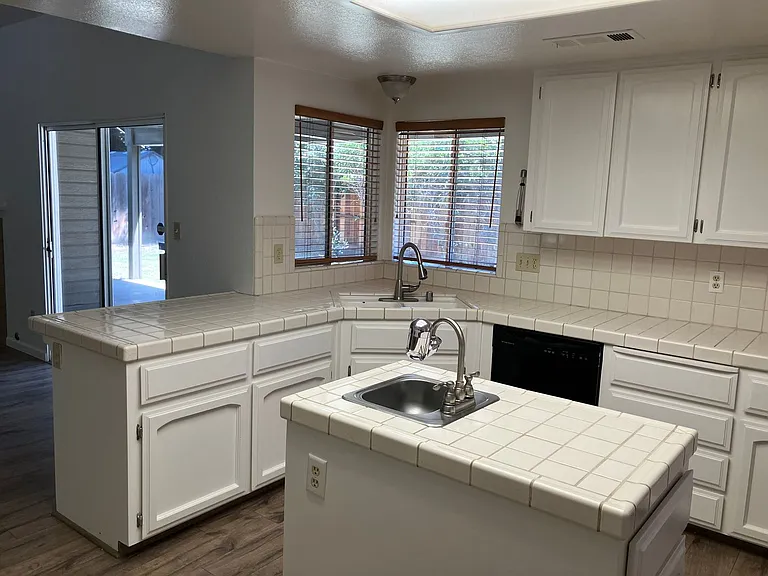 2704 Snyder Ave — Photo 13