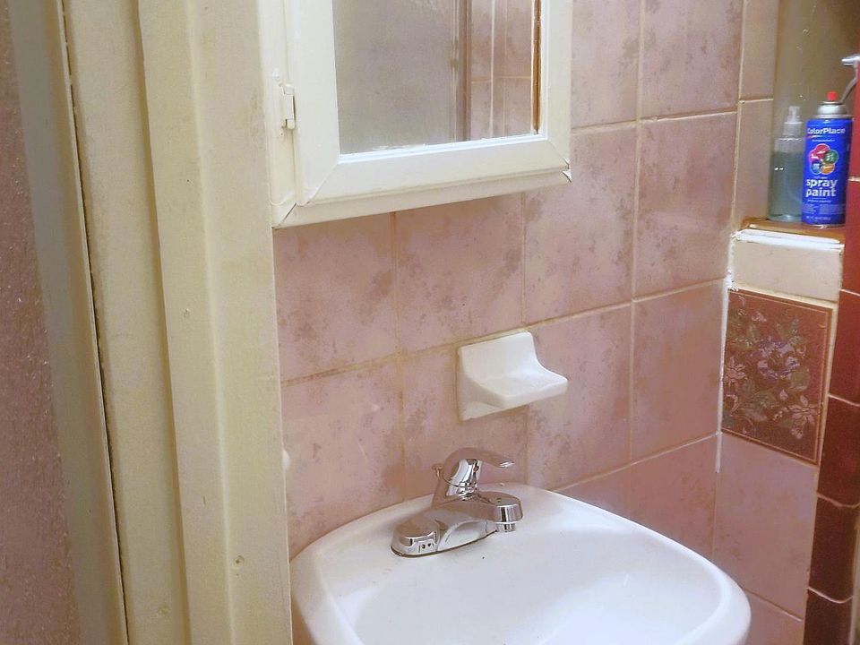 Pedestal Sink/Cabinet
