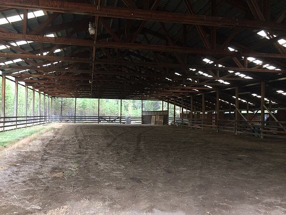 Riding arena