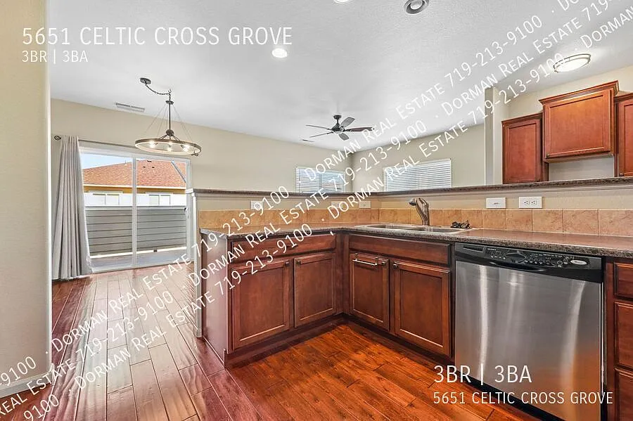 Newer Townhome in Dublin Commons! — Photo 2