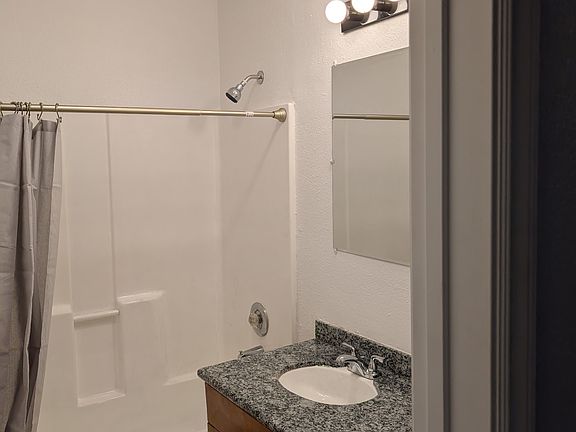 5th image of 428 Cerritos Ave