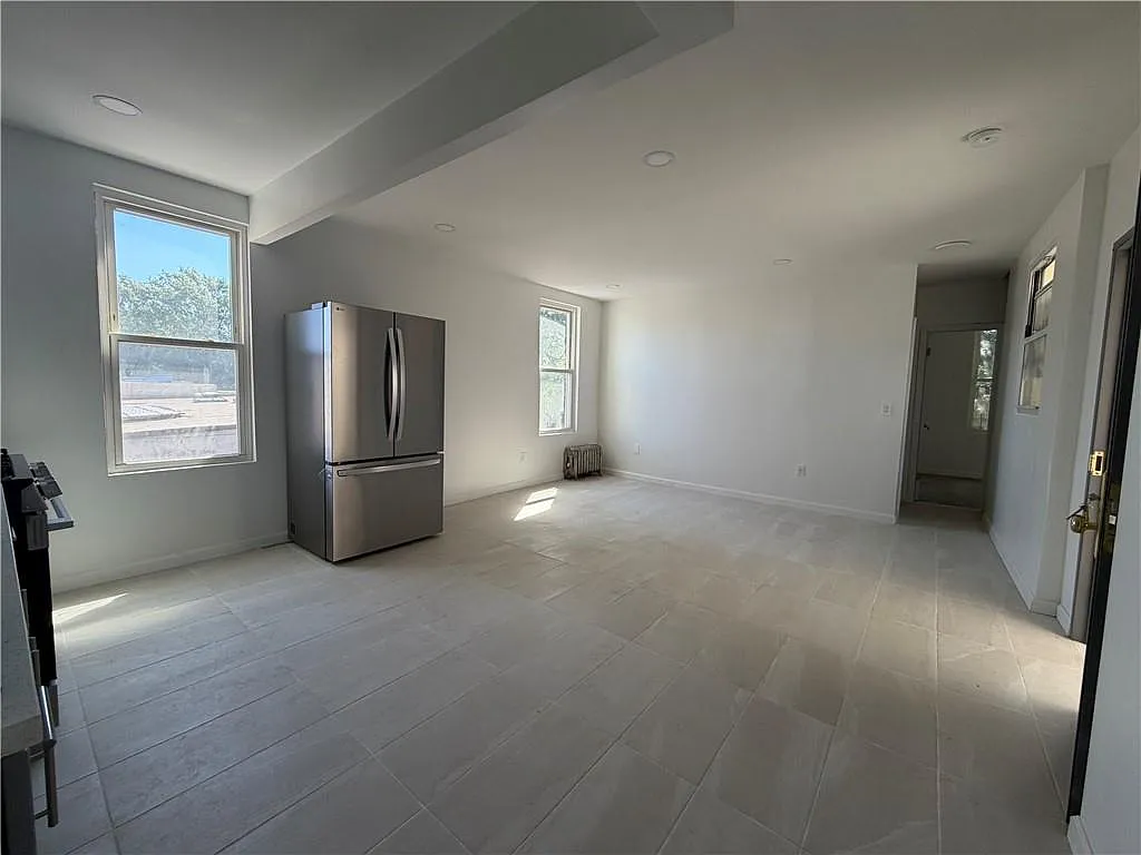 4 bed, 1.0 bath, 1000 sqft, $3,750 — Photo 3