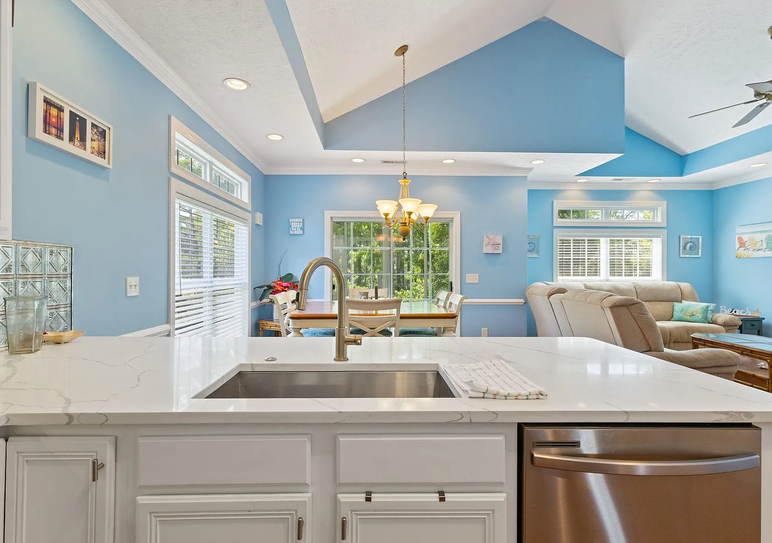 Winte Rental! Beautiful four-bedroom private home with updated appliances! Only a few blocks to t... — Photo 2