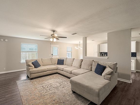 3rd image of 3003 Meadow Ln
