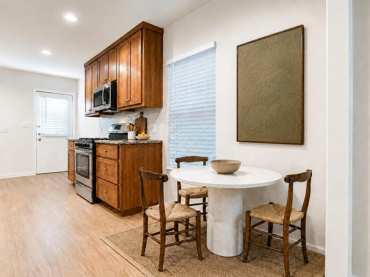 3 bed, 2.0 bath, 1175 sqft, $2,500 — Photo 4