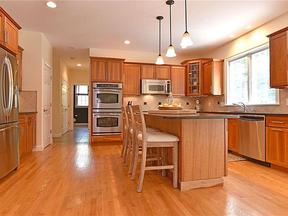3rd image of 246 Sylvan Ct N