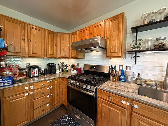 4th image of 606 Harrington Ct