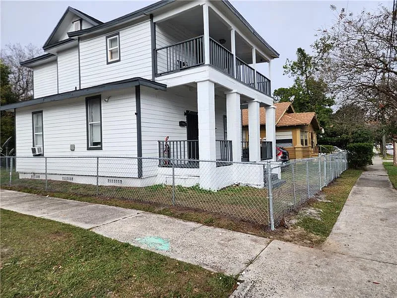 1 bed, 1.5 bath, 125 sqft, $525 — Photo 1