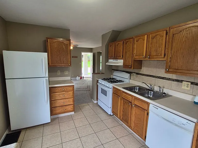 1001 S Hinshaw Ave — Photo 2