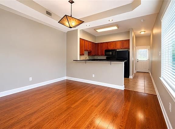 3rd image of 308 W Robert E Lee Blvd