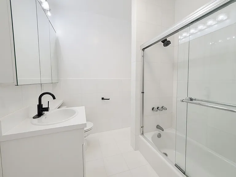 214 E 51st St #2C — Photo 3