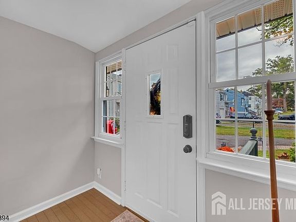 4th image of 233 Maple Ave