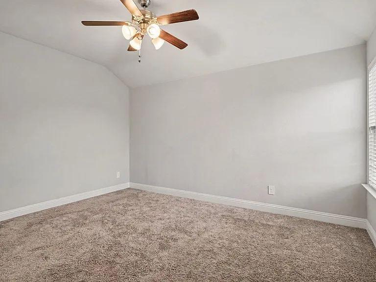 1425 Waverley Dr — Photo 15