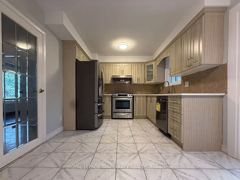 2 Axsmith Cres — Photo 1