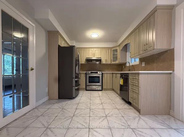 2 Axsmith Cres, Toronto, ON M2J 3K3