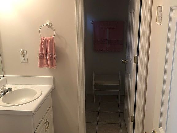 Bath in 2nd master bedroom 
