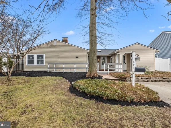 295 Lakeside Dr, Levittown, PA 19054