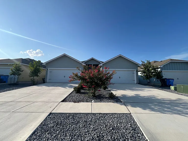 632-634 Grayson Ln — Photo 2