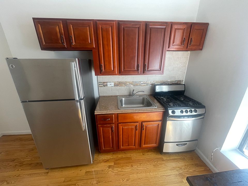 2nd image of 176 Rockaway Ave APT 1L
