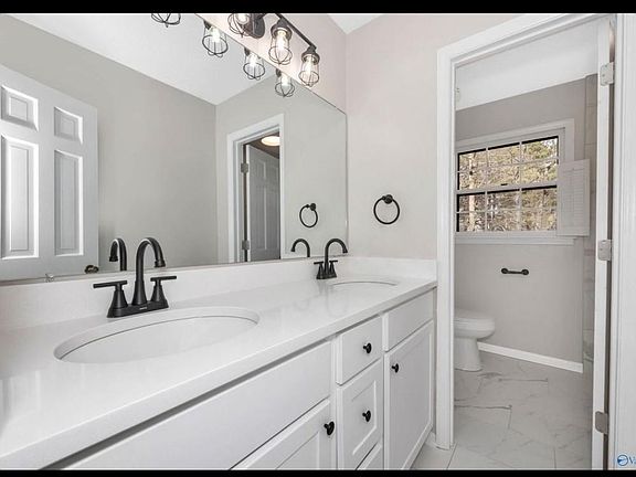 Upstairs guest bath